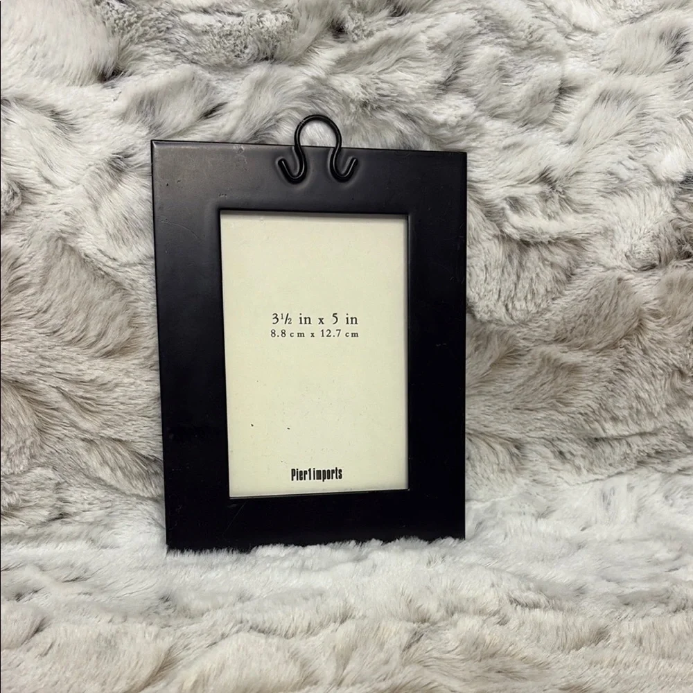 Pier 1 Black Photo Frame. 5 x 6.5. Wall Hanging. Horseshoe Hanger